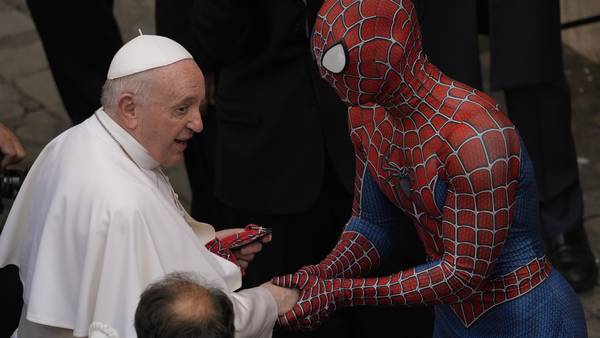 El Hombre Araña pausa su lucha contra el crimen para visitar al papa Francisco