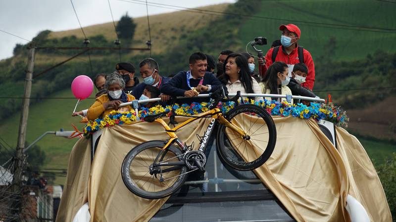 Multitudinaria fiesta en Tulcán para recibir al campeón olímpico Richard Carapaz