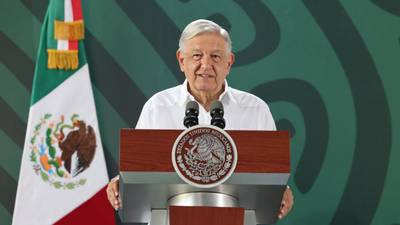AMLO dice que Claudio X. González asesora a Xóchitl Gálvez con la demanda en su contra