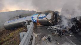 Tráiler incendiado en autopista México-Querétaro provoca hasta 20 kilómetros de caos vial 