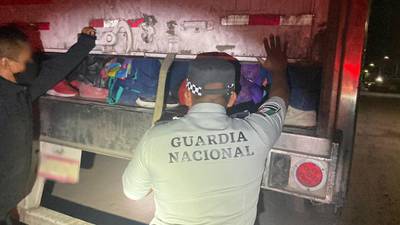 Rescatan a 121 migrantes hacinados al interior de un tráiler en Nuevo León