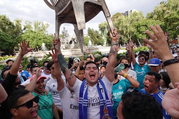 Aficionados del Real Madrid festejan triunfo en la fuente de Cibeles... de la CDMX