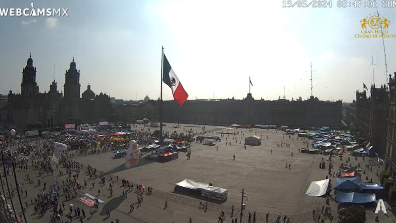 AMLO ‘cumple’ promesa a la ‘Marea Rosa’: Izan bandera de México en el Zócalo
