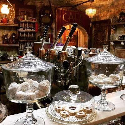 Café Budapest: Un viaje al pasado con postres austrohúngaros en la CDMX –  El Financiero
