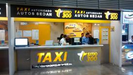 Por deudores... AICM cierra varios puntos de venta de la compañía de taxis Sitio 300