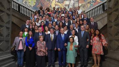 AMLO se reúne con senadores de Morena mientras oposición tiene tomado el Congreso