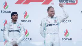 Los Mercedes de Bottas y Hamilton dominan Azerbaiyán; Checo es 6to