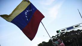 Llegan a Venezuela 40 militares rusos, en apoyo al gobierno