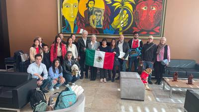 Diplomáticos regresan a México ‘con la frente en alto’ tras asalto a la embajada en Ecuador 