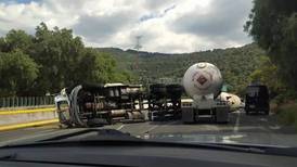 Volcadura de pipa de gas ‘enloquece’ el tránsito en la Autopista México-Cuernavaca