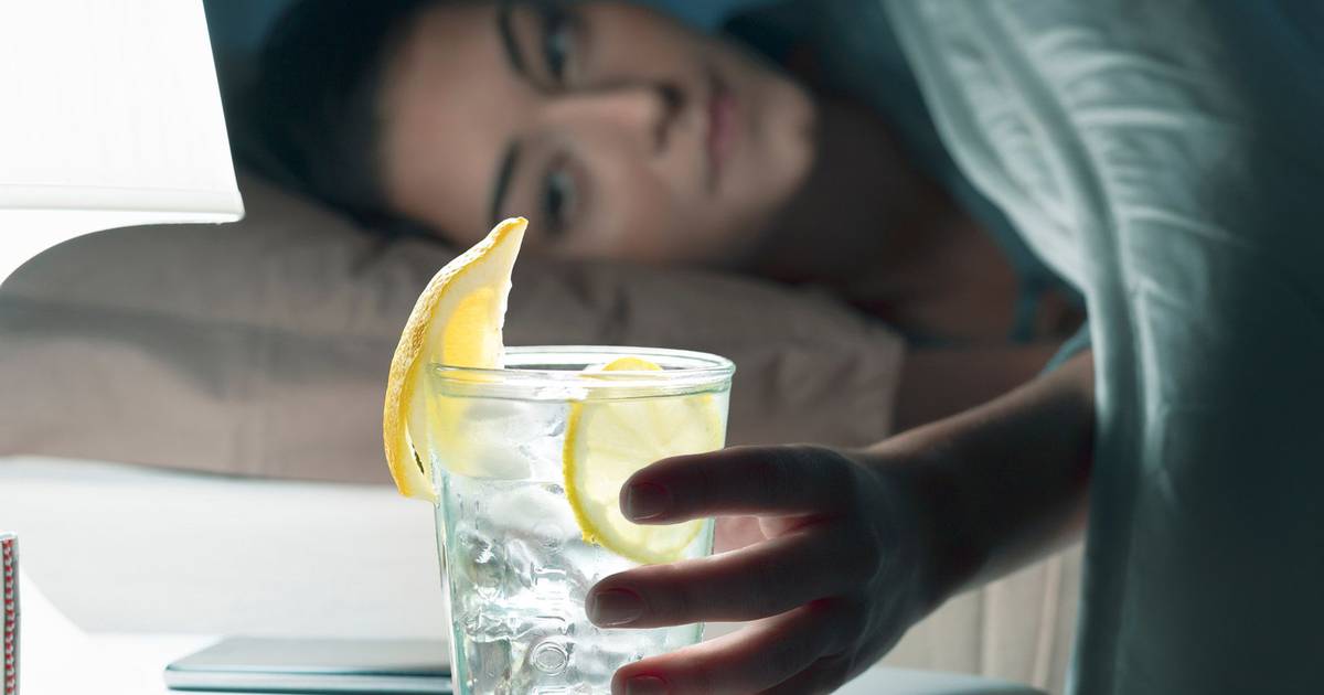 ¿Qué pasa si tomo agua con limón en la noche?