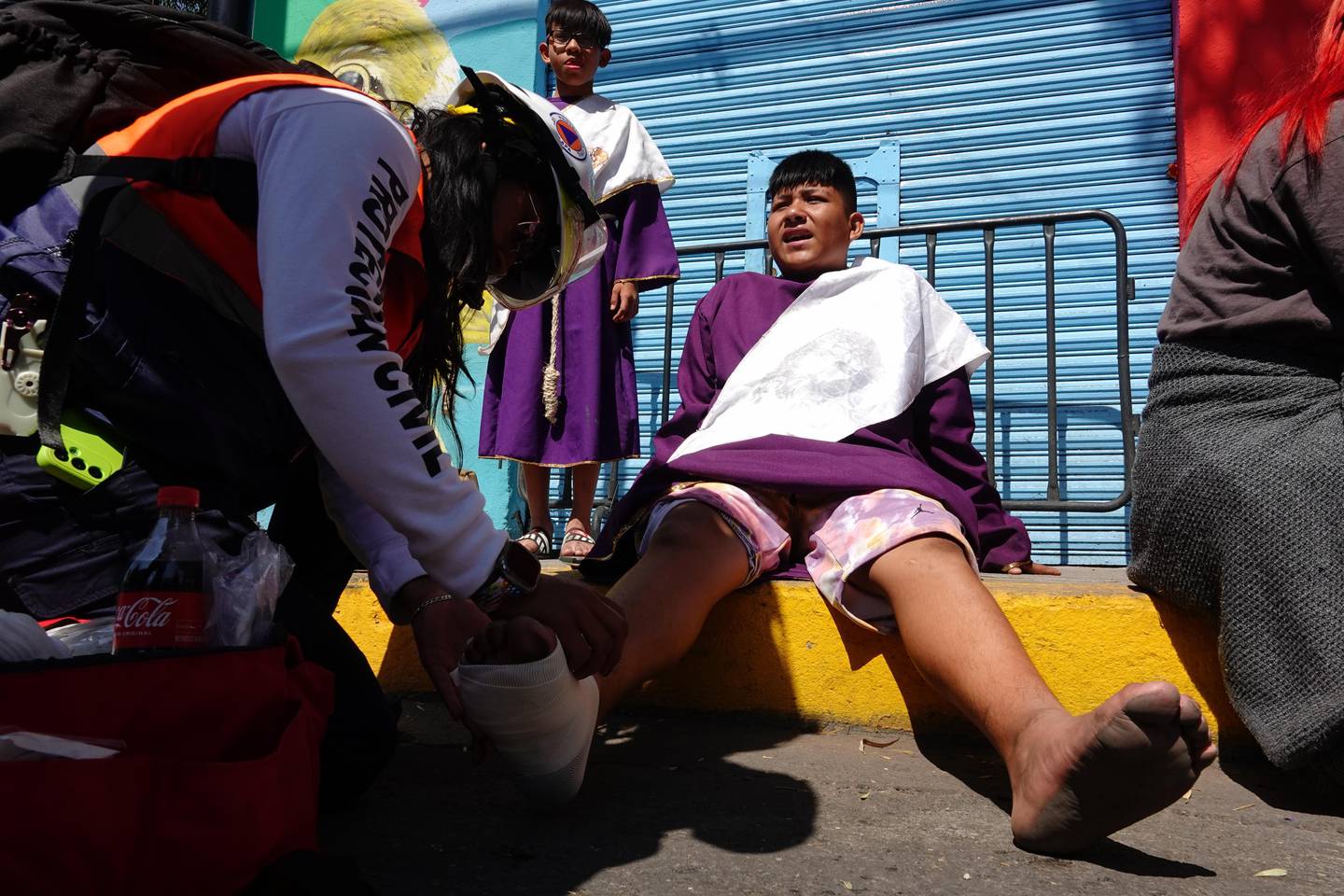 Cuerpos de emergencia atienden lesiones en los pies de feligreses que participan en la Representación de Cristo. FOTOS: ROGELIO MORALES /CUARTOSCURO