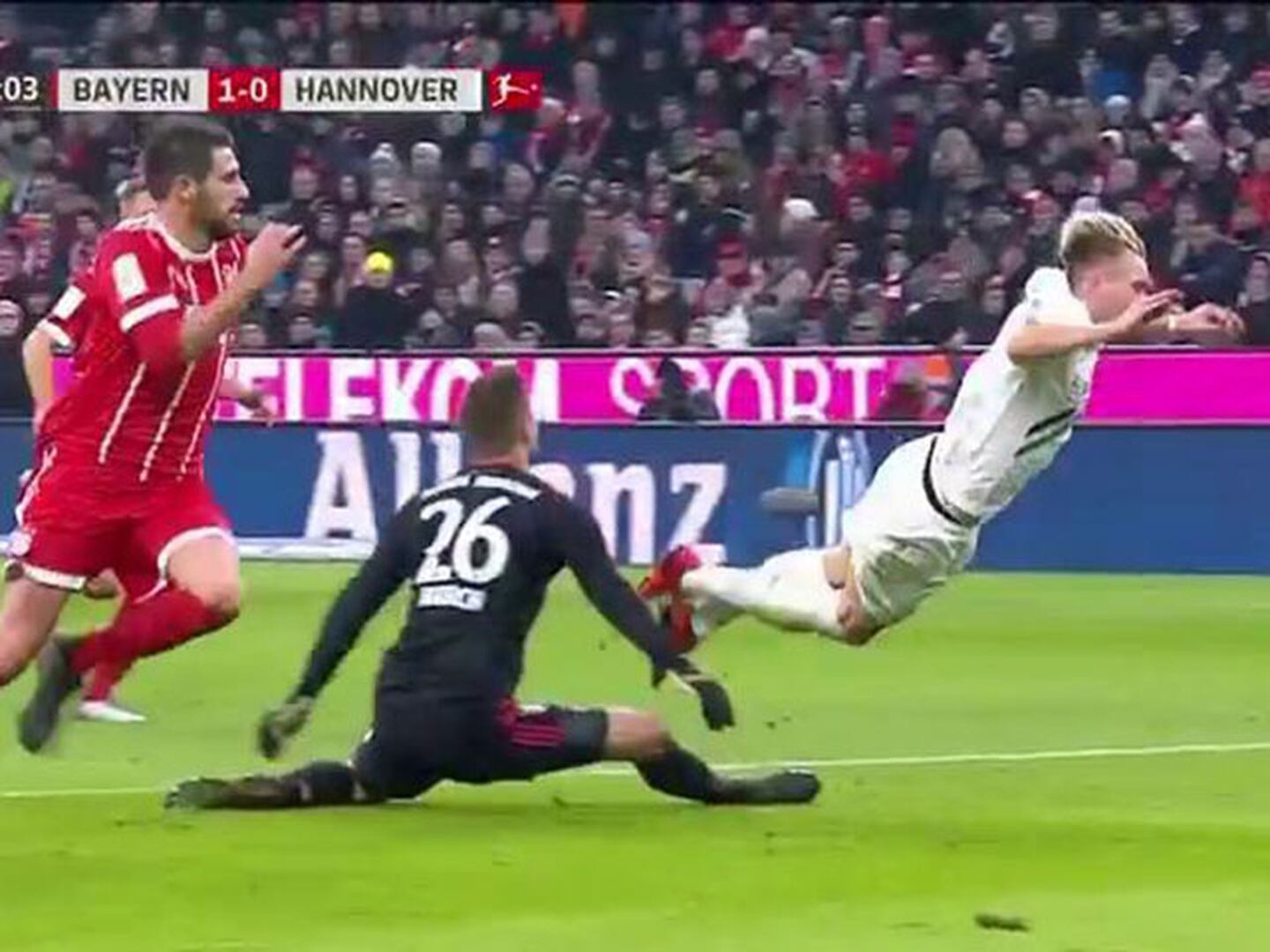 Minuto fatal: el VAR le anuló un gol a Lewandowski, hubo penal para Hannover y atajó Ulreich