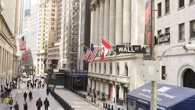 Wall Street cierra ‘nublado’ ante reportes corporativos de megacapitales