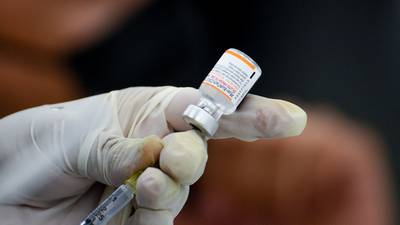 OMS recomienda doble refuerzo de vacuna COVID a personas en riesgo
