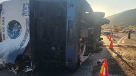 Vuelca autobús en carretera Oaxaca-Cuacnopalan; hay al menos 18 migrantes muertos