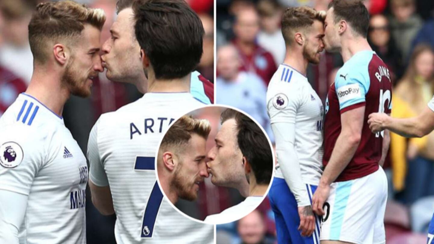 Delantero del Burnley fue amonestado por besar a su rival en pleno partido