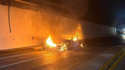 Familia arde en llamas en accidente en carretera Durango-Mazatlán; muere una persona
