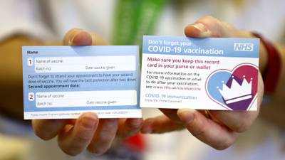 ¿Servirá más ponerse dos vacunas distintas contra COVID? Reino Unido quiere probarlo