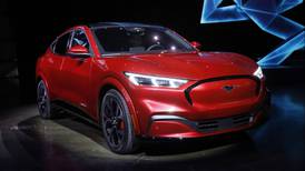 El clásico Mustang se vuelve eléctrico: Ford se cuela a la 'carrera' de Tesla