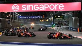 Carlos Sainz gana el GP de Singapur 2023 por ‘un pelito’: ¿‘Checo’ Pérez ya no es el ‘Rey de las calles’?