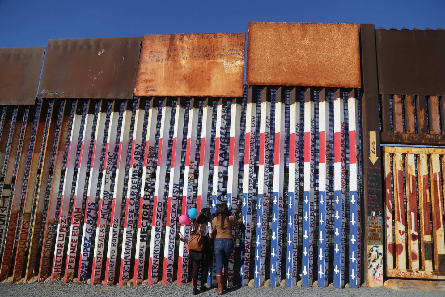 El gobierno de Trump pretende ampliar y fortalecer un muro entre México y EU