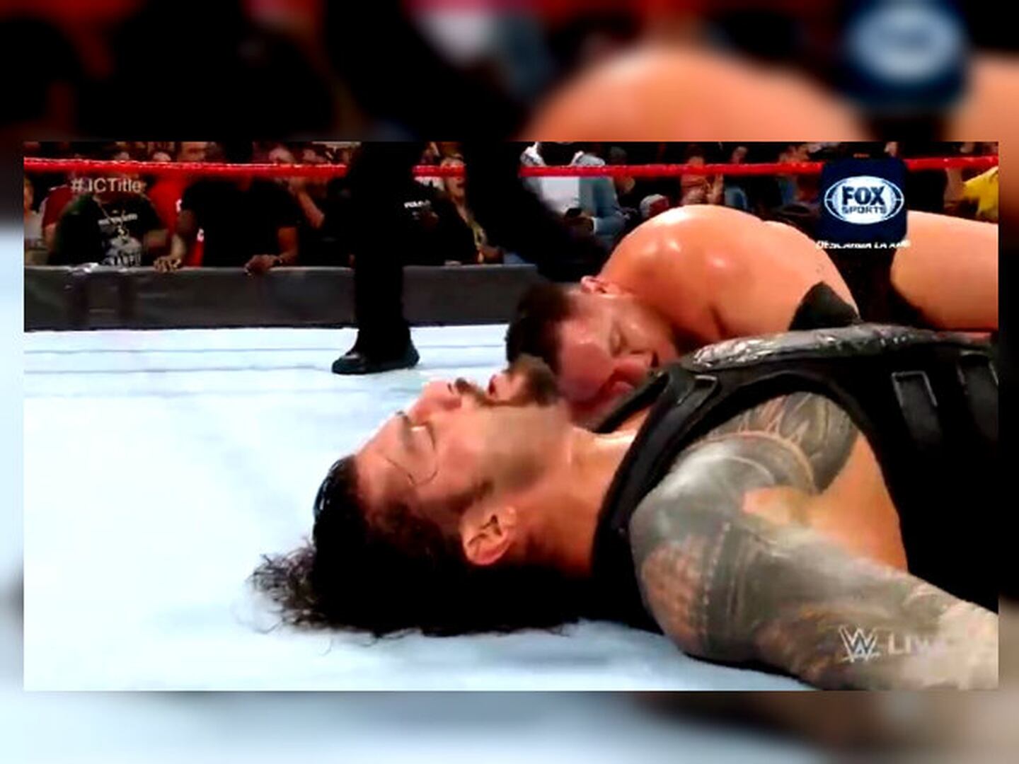 ¡Roman Reigns se aferró al cinturón Intercontinental!