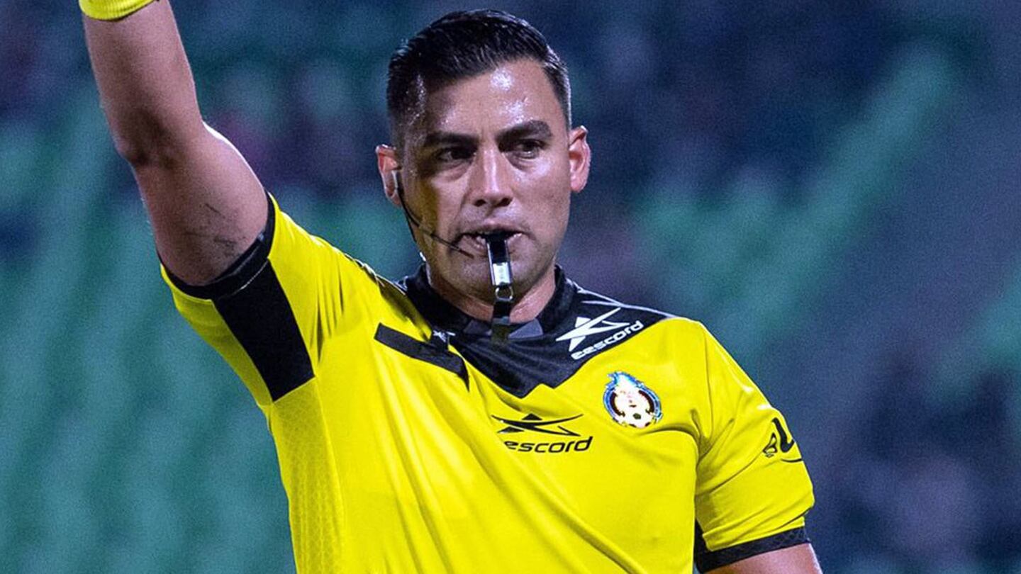 Árbitro que confundió roja en el Santos vs, Pumas no debutará en Liga MX