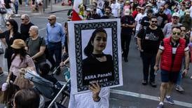 Mahsa Amini: Irán reprime protestas a un año de su muerte y detiene al padre de la joven  