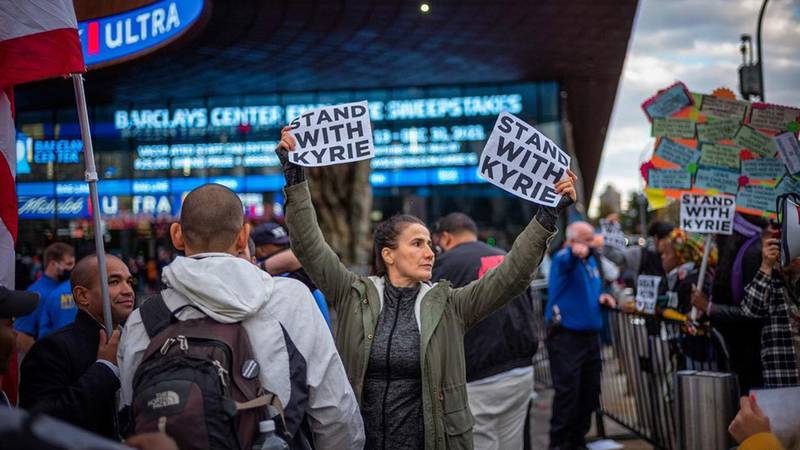 Antivacunas protestaron afuera del Barclays Center para mostrar su apoyo a Kyrie Irving