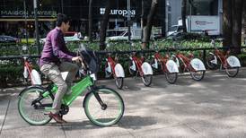 En bici, taxi y scooters... los mexicanos sortean el desabasto de gasolina
