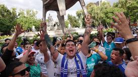 Aficionados del Real Madrid festejan triunfo en la fuente de Cibeles... de la CDMX