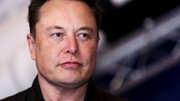 Elon Musk sale del ‘club’ de los 200 mil mdd otra vez