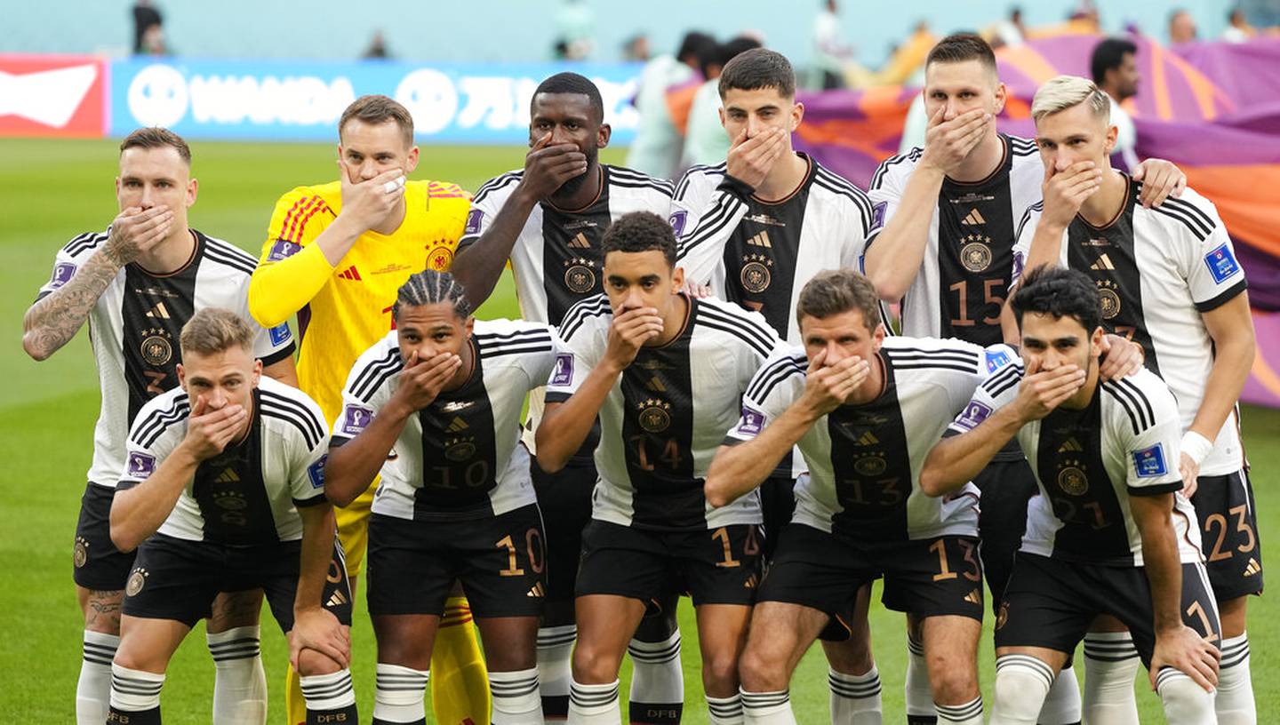 Alemania Los jugadores de Alemania se tapan la boca previo al partido contra Japón. (Foto: AP)