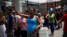 Opositores venezolanos protestan por cortes del suministro eléctrico y agua