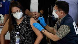 Filipinas inicia vacunaciones contra COVID-19 pese a problemas de abasto