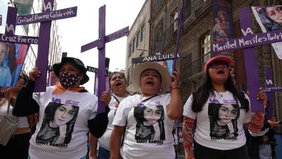 “Porque no murieron, las asesinaron”: Mujeres marchan en Día de Muertas por feminicidios y desapariciones