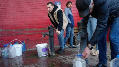 Kiev con sed: Ataques de Rusia afectan suministro de agua en la capital de Ucrania