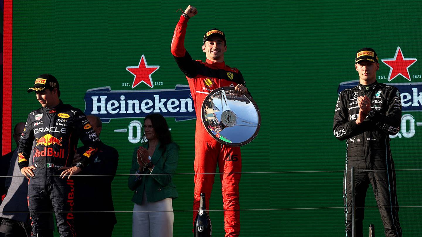 El tapatío compartió el podio con Charles Leclerc y George Russell (Reuters)