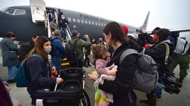 Avión con mexicanos provenientes de Ucrania hace escala en Canadá