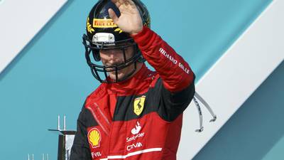Otra vez en Mónaco: Charles Leclerc choca Ferrari histórico de Niki Lauda