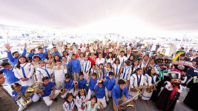 Entregan instrumentos a 21 bandas musicales y ensambles tradicionales de Guerrero