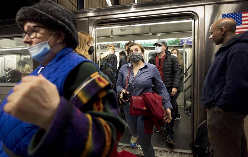 La gente entra y sale de un vagón del metro de la ciudad de Nueva York en Nueva York. EFE/EPA/JUSTIN LANE