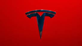 Choca auto de Tesla que iba en piloto automático; muere el conductor