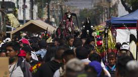 Día de Muertos: La Santa Muerte recibe a miles de creyentes en sus altares
