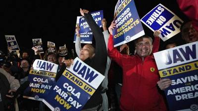 El 64% de trabajadores del UAW ratifican contratos de GM, Ford y Stellantis tras huelga