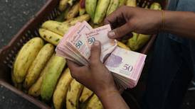 Con escepticismo, venezolanos 'aprovechan' el primer día de apertura del mercado cambiario