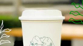 Starbucks te regala vasos y popotes reutilizables por el Día de la Tierra