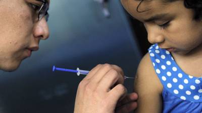 Vacunación COVID a niños: ¿Alargar periodo entre dosis aumenta la inmunidad?