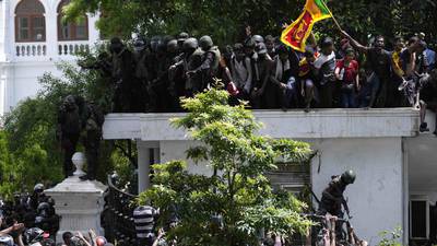 Primer ministro de Sri Lanka se vuelve ‘blanco’ de manifestantes tras huida del presidente